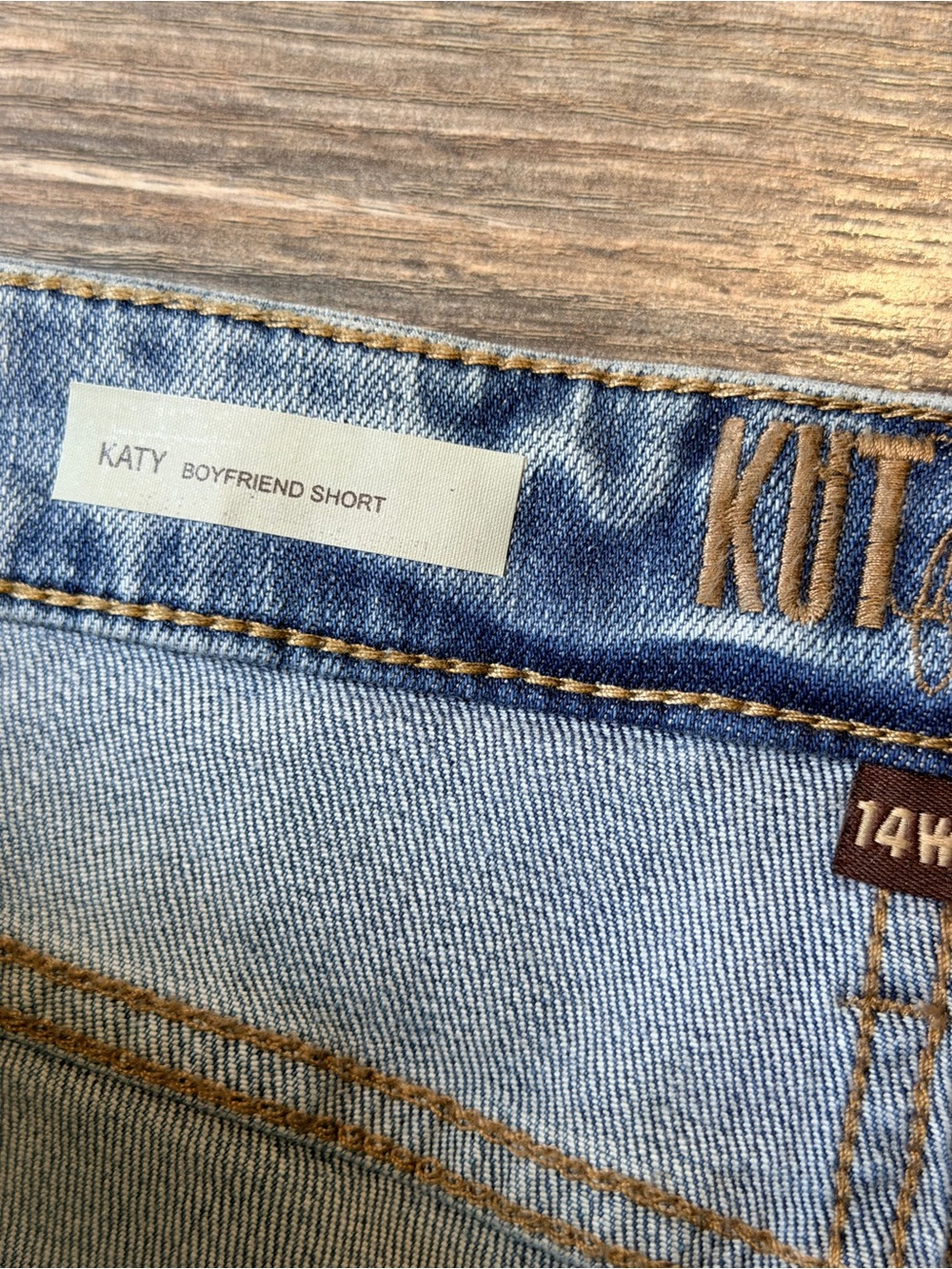 KUT from the Kloth Katy Boyfriend Denim Shorts in a light wash size 14W - Picture 10 of 16